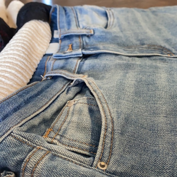 Blue wash jeans, w a unique pattern. Low cut. - Picture 5 of 6